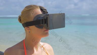 女人虚拟现实头戴式耳机海滩